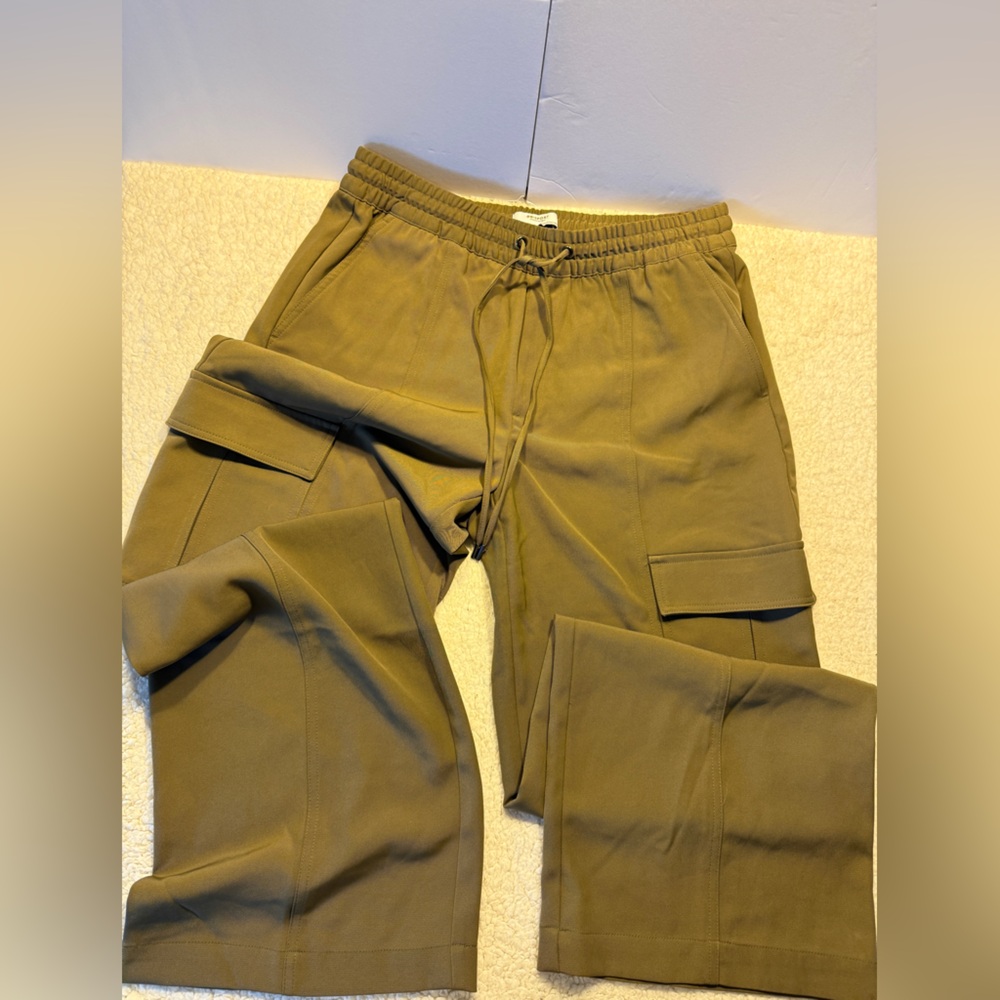 Women’s Banana Republic Tan Cargo Pants. Elastic Drawstring Pants. Size Medium.